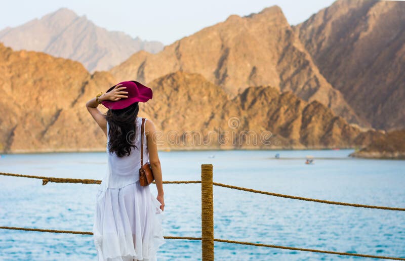 Vrouw die Hatta-van het landschap van het Dammeer in oostelijk Doubai, de V.A.E genieten stock foto's Vrouw die Hatta-van het landschap van het Dammeer in oostelijk Doubai, de V.A.E genieten stock foto's