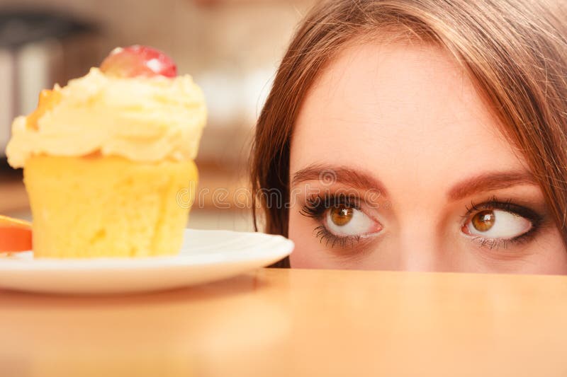Vrouw die heerlijke zoete cake bekijken gluttony royalty-vrije stock fotografie Vrouw die heerlijke zoete cake bekijken gluttony royalty-vrije stock fotografie