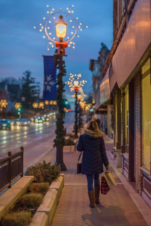 vrouw die het buitenkerstmis winkelen walkiing stock afbeelding vrouw die het buitenkerstmis winkelen walkiing stock afbeelding