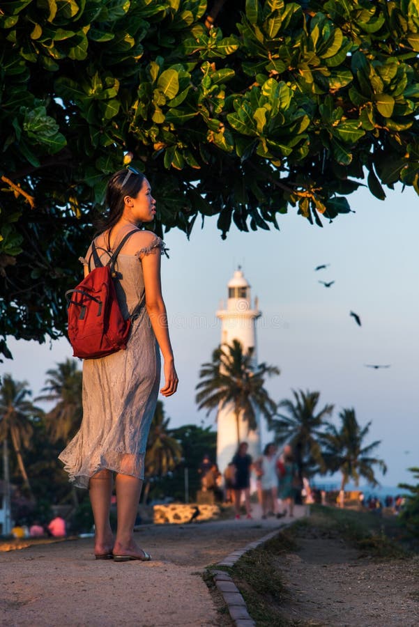Vrouw die het Nederlandse Fort van Galle in Sri Lanka bezoeken stock foto Vrouw die het Nederlandse Fort van Galle in Sri Lanka bezoeken stock foto