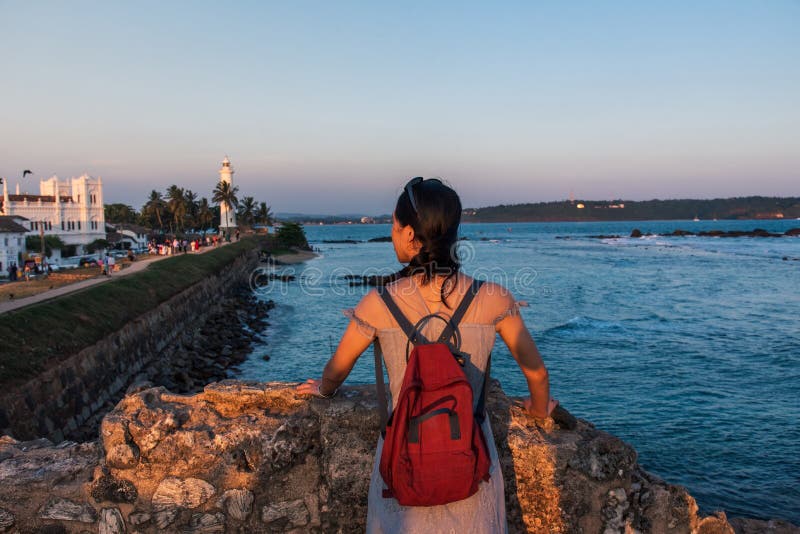 Vrouw die het Nederlandse Fort van Galle in Sri Lanka bezoeken stock foto's Vrouw die het Nederlandse Fort van Galle in Sri Lanka bezoeken stock foto's
