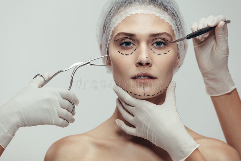 Vrouw die kosmetische gezichtschirurgie hebben royalty-vrije stock afbeelding Vrouw die kosmetische gezichtschirurgie hebben royalty-vrije stock afbeelding