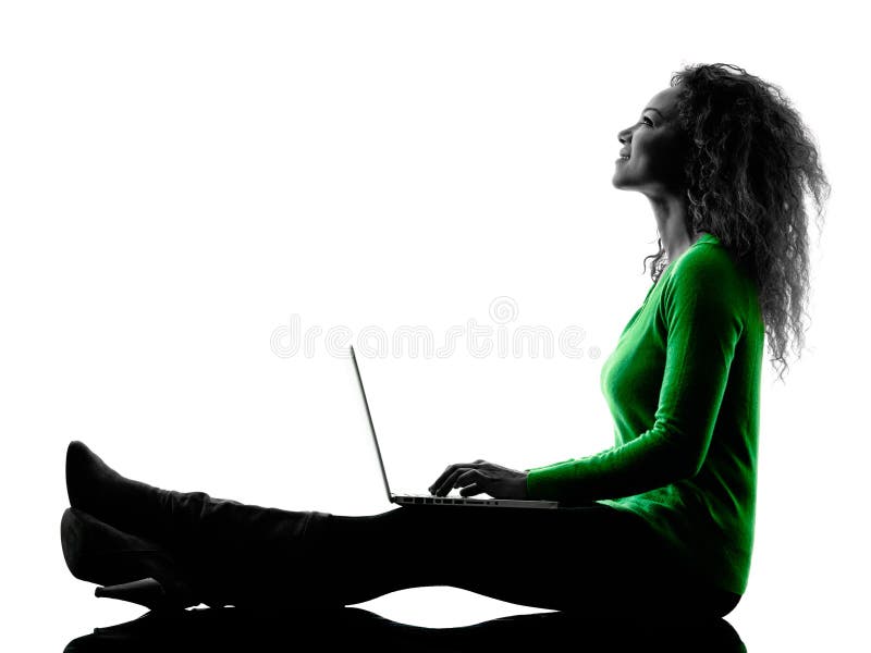 Vrouw die laptop geïsoleerd Computerssilhouet gebruiken royalty-vrije stock afbeeldingen Vrouw die laptop geïsoleerd Computerssilhouet gebruiken royalty-vrije stock afbeeldingen