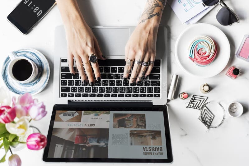 Vrouw die Laptop met behulp van die Online Website surfen royalty-vrije stock afbeelding Vrouw die Laptop met behulp van die Online Website surfen royalty-vrije stock afbeelding