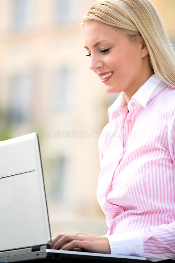 Vrouw die laptop in openlucht met behulp van royalty-vrije stock foto Vrouw die laptop in openlucht met behulp van royalty-vrije stock foto