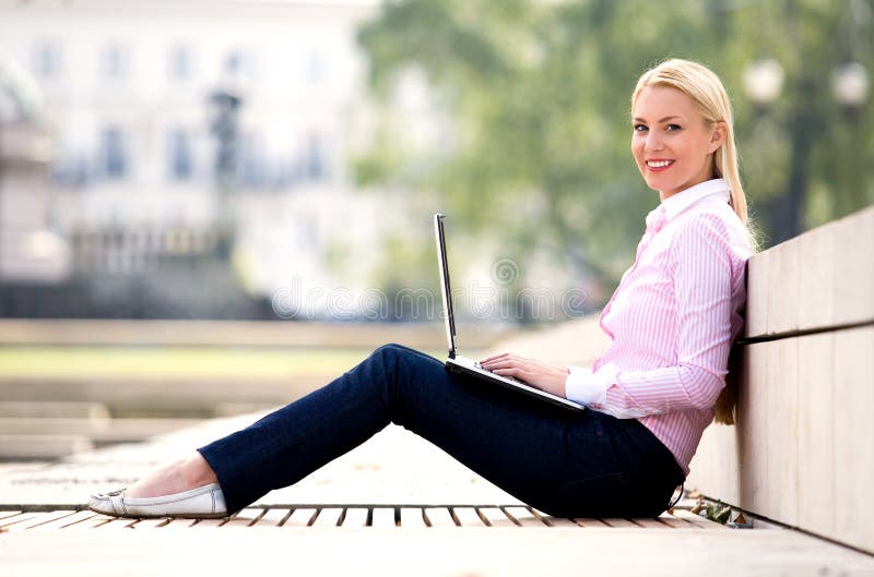 Vrouw die laptop in openlucht met behulp van royalty-vrije stock fotografie Vrouw die laptop in openlucht met behulp van royalty-vrije stock fotografie
