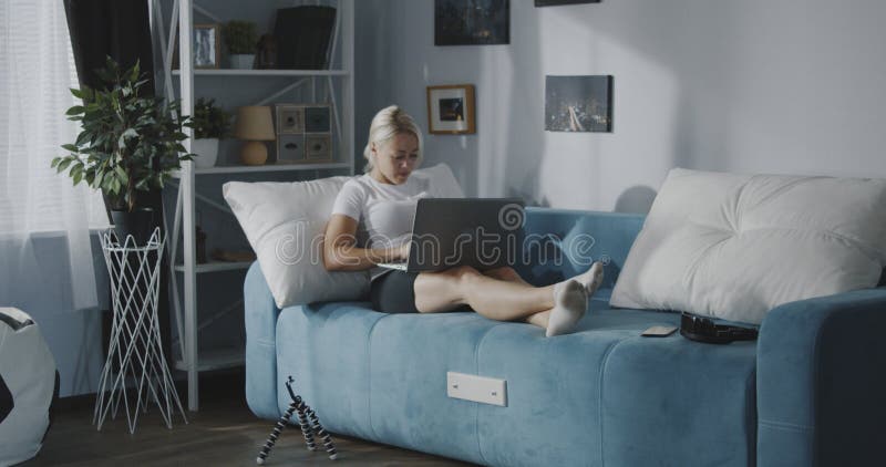 Vrouw die laptop thuis met behulp van royalty-vrije stock afbeelding Vrouw die laptop thuis met behulp van royalty-vrije stock afbeelding
