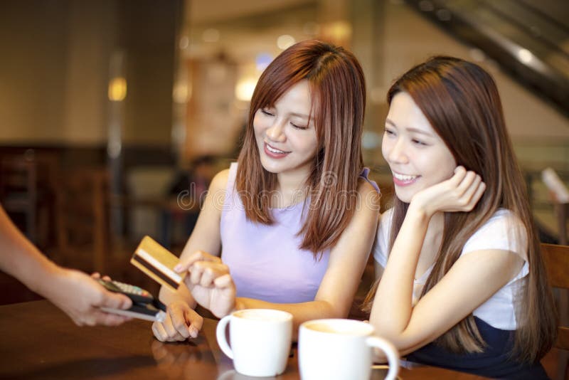 Vrouw die met creditcard in koffiewinkel betalen stock foto Vrouw die met creditcard in koffiewinkel betalen stock foto