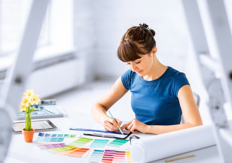Vrouw die met kleurensteekproeven werken voor selectie stock foto Vrouw die met kleurensteekproeven werken voor selectie stock foto