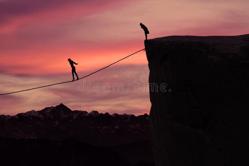 Vrouw die met moed op de kabel bij berg lopen