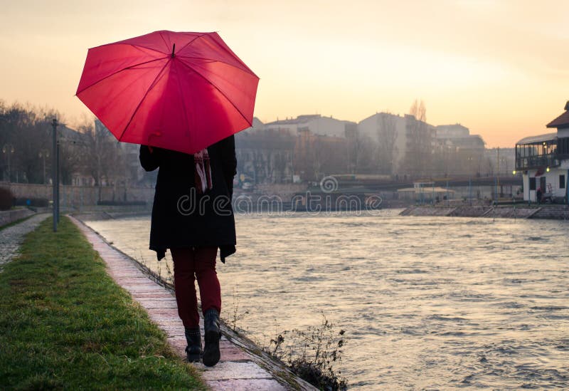 Vrouw die met paraplu door de rivier lopen royalty-vrije stock fotografie Vrouw die met paraplu door de rivier lopen royalty-vrije stock fotografie