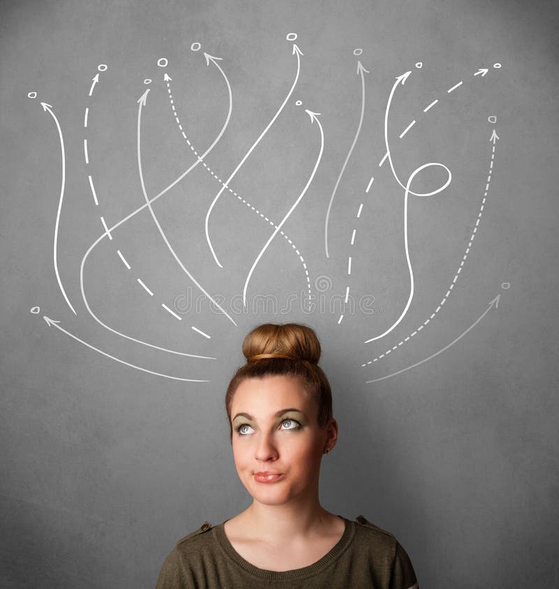 Vrouw die met pijlen in verschillende richtingen boven haar hoofd denken stock foto Vrouw die met pijlen in verschillende richtingen boven haar hoofd denken stock foto