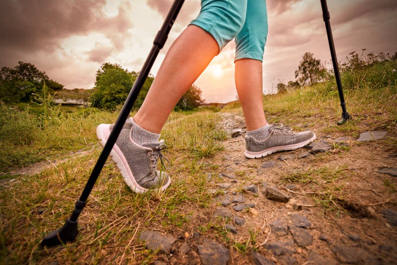 Vrouw die met stokken wandelen stock afbeeldingen Vrouw die met stokken wandelen stock afbeeldingen