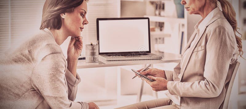 Vrouw die met therapeut spreken royalty-vrije stock afbeelding Vrouw die met therapeut spreken royalty-vrije stock afbeelding