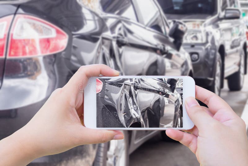 Vrouw die mobiele slimme telefoon met behulp van die foto van de auto nemen stock foto Vrouw die mobiele slimme telefoon met behulp van die foto van de auto nemen stock foto