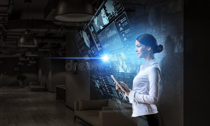 Vrouw die moderne technologieën gebruiken Gemengde media stock afbeeldingen Vrouw die moderne technologieën gebruiken Gemengde media stock afbeeldingen