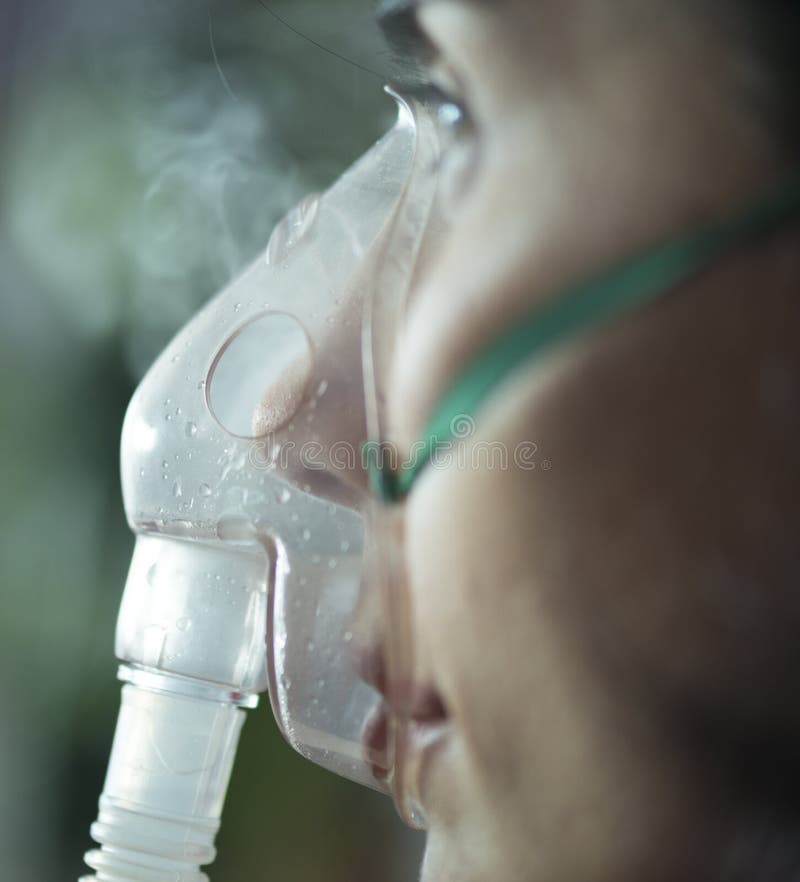 Vrouw die nebuliser masker gebruiken stock fotografie Vrouw die nebuliser masker gebruiken stock fotografie