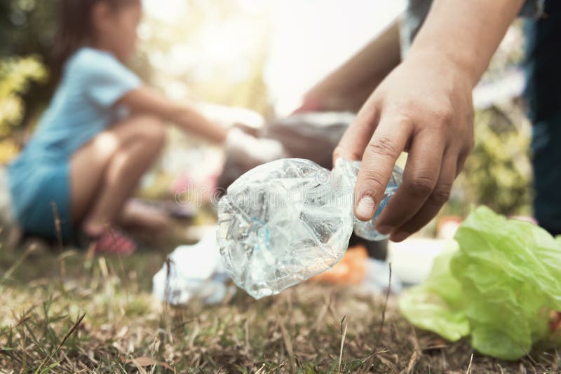 vrouw die omhoog afvalfles voor het schoonmaken met de hand plukken royalty-vrije stock afbeeldingen vrouw die omhoog afvalfles voor het schoonmaken met de hand plukken royalty-vrije stock afbeeldingen
