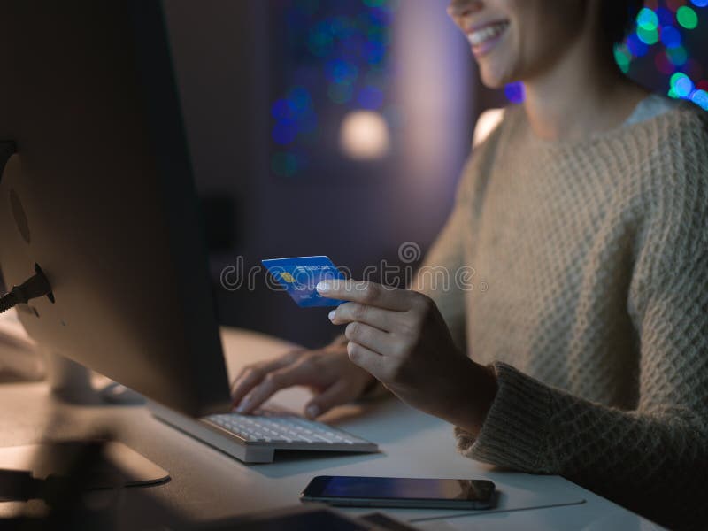 Vrouw die online het winkelen doen stock afbeelding Vrouw die online het winkelen doen stock afbeelding