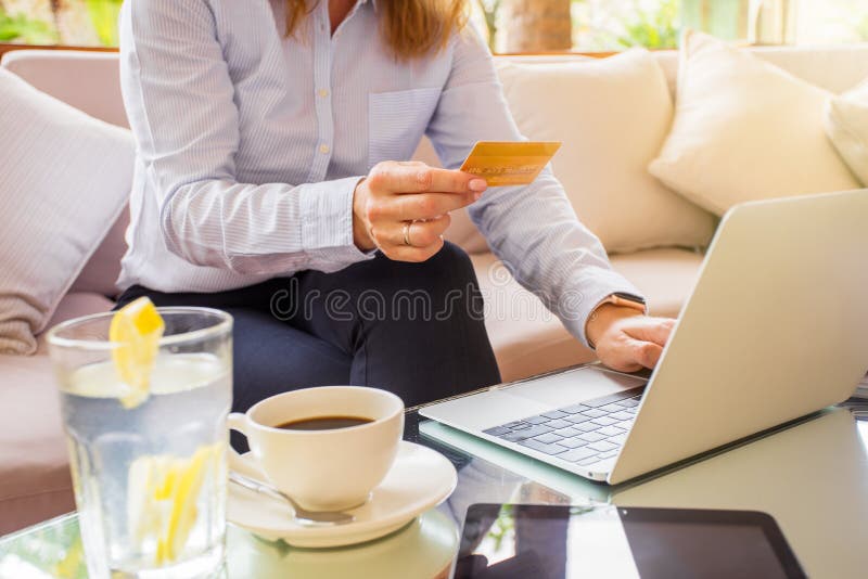 Vrouw die online met creditcard betaalt stock foto's Vrouw die online met creditcard betaalt stock foto's