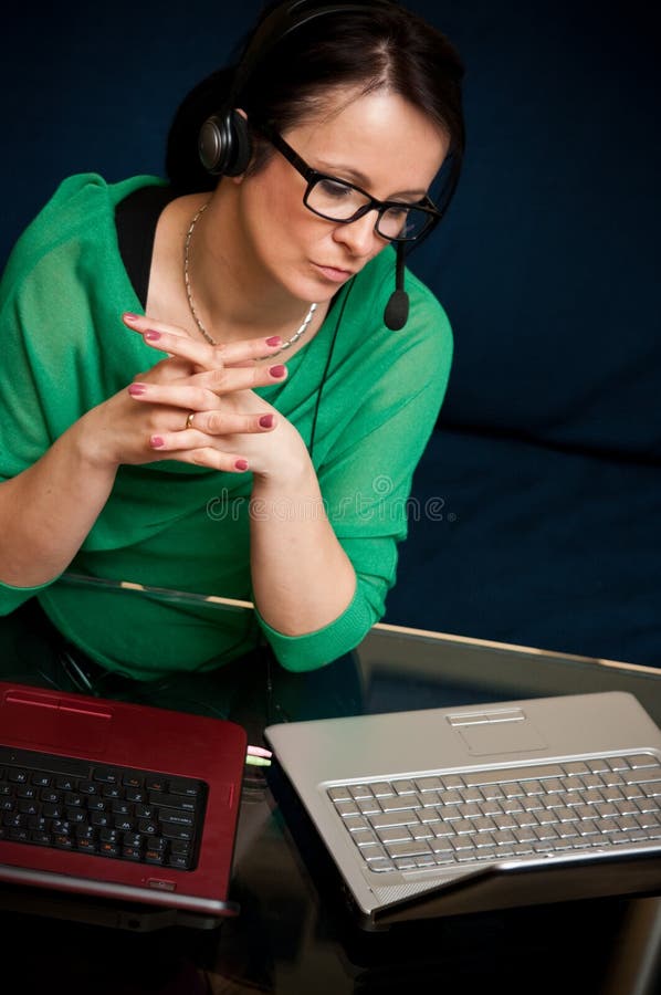 Vrouw die online werkt stock afbeeldingen Vrouw die online werkt stock afbeeldingen
