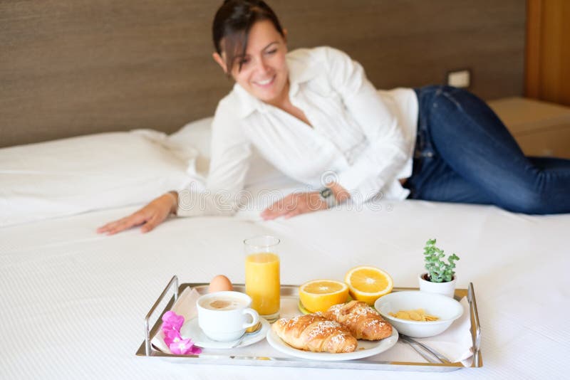 Vrouw die ontbijt in haar hotelruimte hebben stock fotografie Vrouw die ontbijt in haar hotelruimte hebben stock fotografie