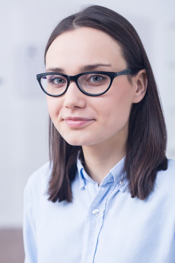 Vrouw die ontwerperoogglazen dragen stock fotografie