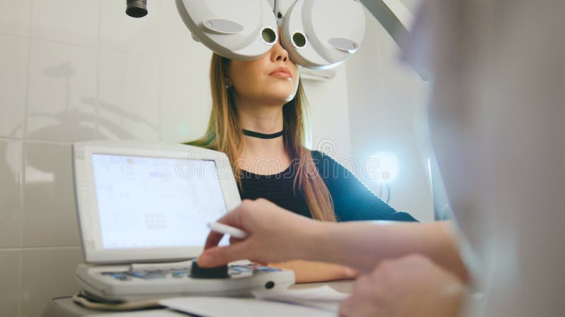 Vrouw die oogtest met optometrist in medisch centrum doen stock foto Vrouw die oogtest met optometrist in medisch centrum doen stock foto
