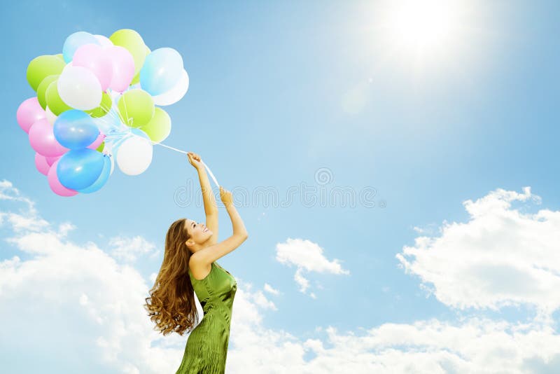 Vrouw die op Ballons, Gelukkig Meisje met Kleurrijke Luchtballon vliegen stock fotografie Vrouw die op Ballons, Gelukkig Meisje met Kleurrijke Luchtballon vliegen stock fotografie