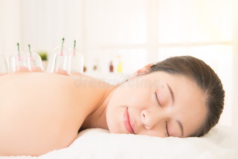 Vrouw die op bed in kuuroordsalon liggen royalty-vrije stock afbeeldingen Vrouw die op bed in kuuroordsalon liggen royalty-vrije stock afbeeldingen