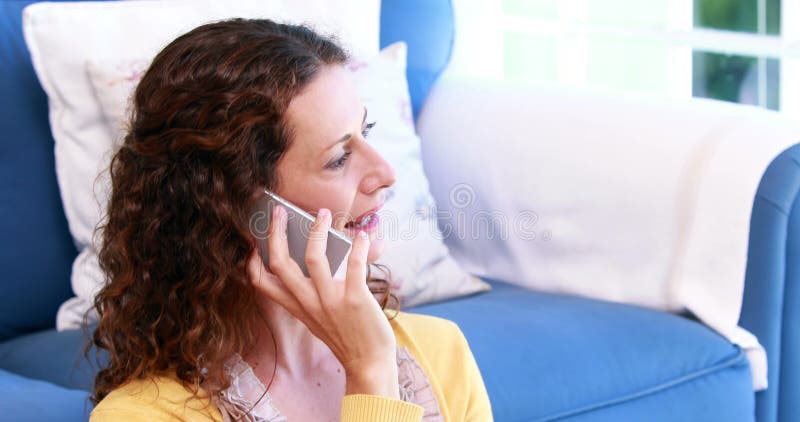 Vrouw die op de telefoon spreekt