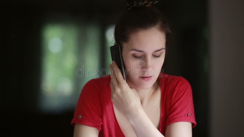 Vrouw die op de telefoon thuis spreken