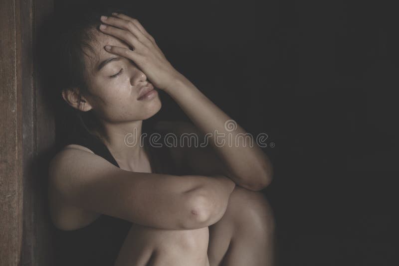 Vrouw die op de vloer liggen die met depressie, Gedeprimeerde vrouwenzitting op grond, familieproblemen, keuken, Binnenlands misb royalty-vrije stock afbeelding Vrouw die op de vloer liggen die met depressie, Gedeprimeerde vrouwenzitting op grond, familieproblemen, keuken, Binnenlands misb royalty-vrije stock afbeelding