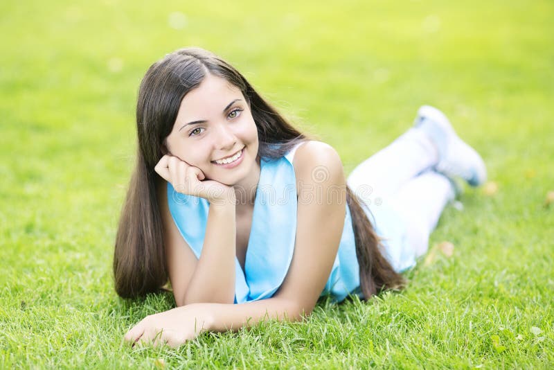 Vrouw die op gras leggen stock afbeeldingen Vrouw die op gras leggen stock afbeeldingen
