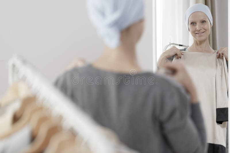 Vrouw die op nieuwe kleren proberen stock fotografie Vrouw die op nieuwe kleren proberen stock fotografie