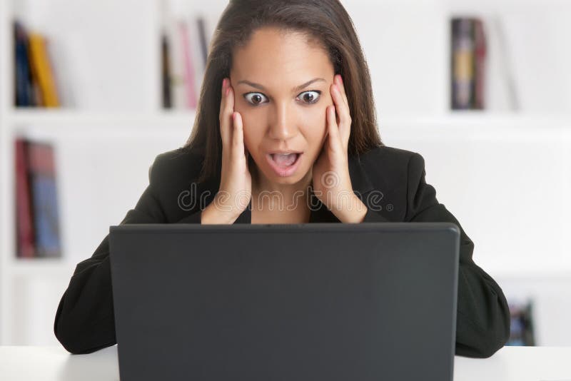 Vrouw die in Paniek een Computermonitor bekijken stock fotografie Vrouw die in Paniek een Computermonitor bekijken stock fotografie