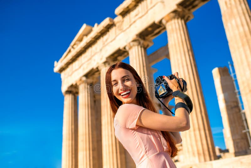 Vrouw die Parthenon-tempel in Akropolis fotograferen royalty-vrije stock foto Vrouw die Parthenon-tempel in Akropolis fotograferen royalty-vrije stock foto