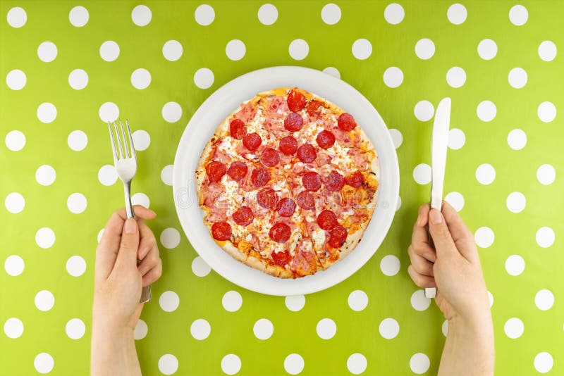 Vrouw die pizza eet stock foto's Vrouw die pizza eet stock foto's