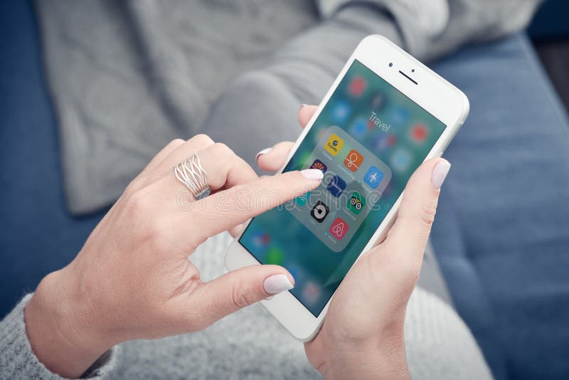 Vrouw die reis-apps gebruikt op een Apple iPhone 8 Plus stock foto's