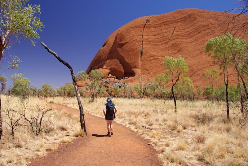 Vrouw die rond Uluru wandelt