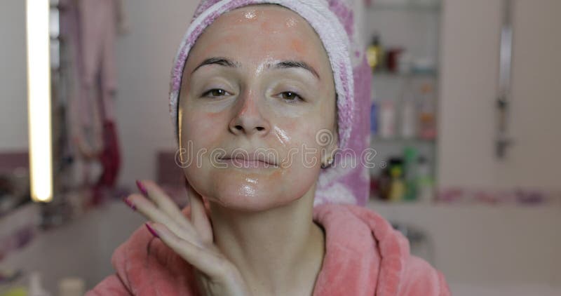 Vrouw die room van de masker de bevochtigende huid toepassen Skincare spa Hoofd van een jonge vrouwenclose-up royalty-vrije stock foto's Vrouw die room van de masker de bevochtigende huid toepassen Skincare spa Hoofd van een jonge vrouwenclose-up royalty-vrije stock foto's