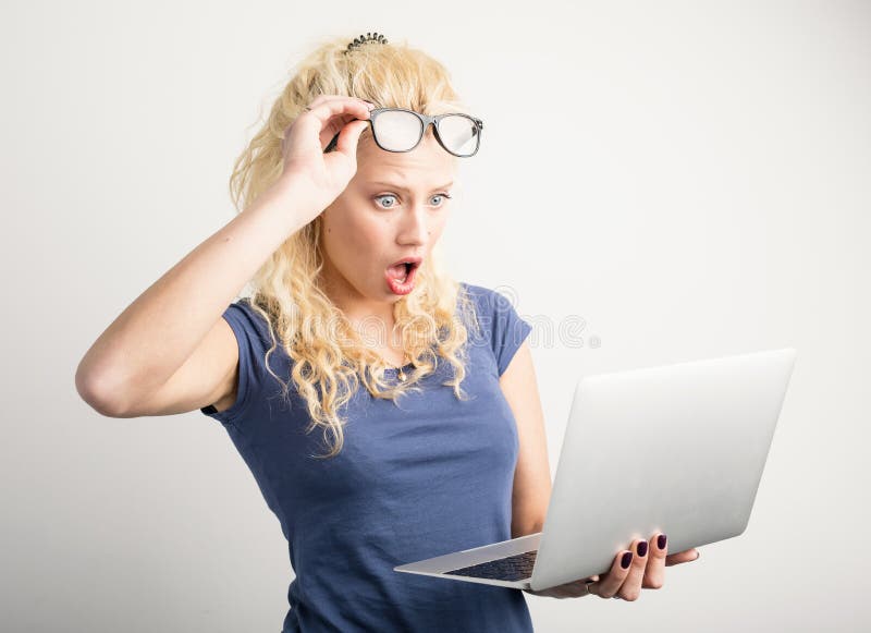 Vrouw die in schok laptop bekijken stock afbeelding Vrouw die in schok laptop bekijken stock afbeelding