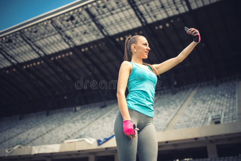 Vrouw die selfie met telefooncamera nemen Modern sociaal media concept stock foto Vrouw die selfie met telefooncamera nemen Modern sociaal media concept stock foto