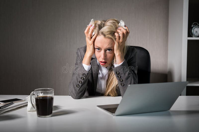 Vrouw die slechte dag hebben op kantoor royalty-vrije stock afbeeldingen Vrouw die slechte dag hebben op kantoor royalty-vrije stock afbeeldingen