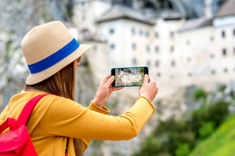 Vrouw die in Slovenië reizen stock foto Vrouw die in Slovenië reizen stock foto