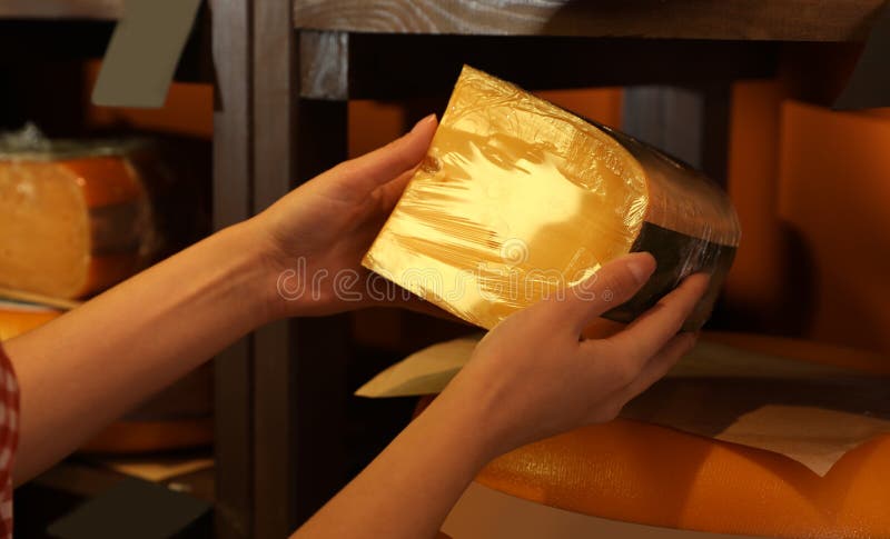 Vrouw die smakelijke kaas kiezen van vertoning stock afbeelding Vrouw die smakelijke kaas kiezen van vertoning stock afbeelding