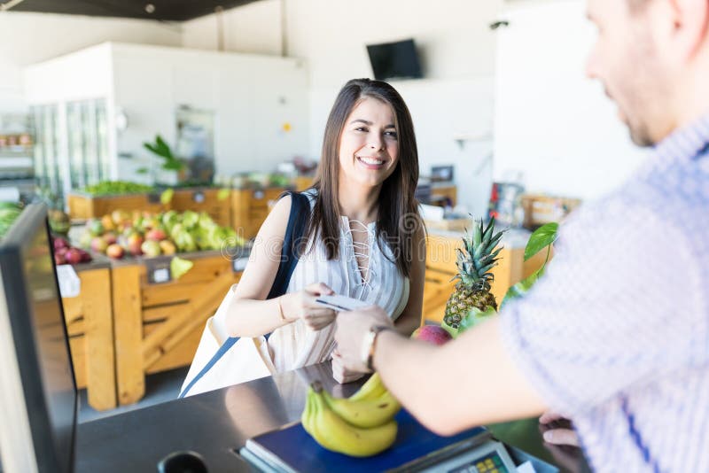 Vrouw die Sommige Kruidenierswinkels kopen bij een Supermarkt stock foto's Vrouw die Sommige Kruidenierswinkels kopen bij een Supermarkt stock foto's