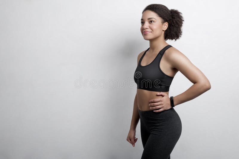 Vrouw die trainingkleren met geschiktheidsdrijver dragen royalty-vrije stock fotografie Vrouw die trainingkleren met geschiktheidsdrijver dragen royalty-vrije stock fotografie
