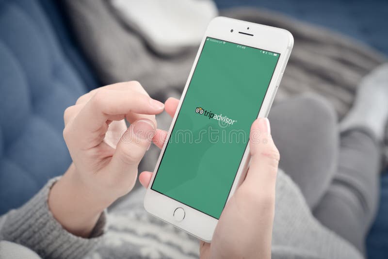 Vrouw die de Tripadvisor-app gebruikt op een Apple iPhone 8 Plus royalty-vrije stock foto