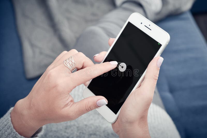 Vrouw die de Uber-app gebruikt op een Apple iPhone 8 Plus stock fotografie